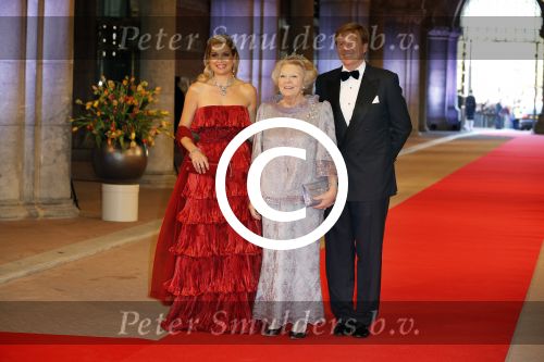 Amsterdam, 29 April 2013
Vertrek Kon. familie vanuit Paleis op de Dam naar het diner in het Rijksmuseum
Koningin Beatrix met Prins Willem Alexander en Prinses Maxima
Foto Peter Smulders BV