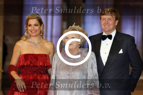Amsterdam, 29 April 2013
Vertrek Kon. familie vanuit Paleis op de Dam naar het diner in het Rijksmuseum
Koningin Beatrix met Prins Willem Alexander en Prinses Maxima
Foto Peter Smulders BV