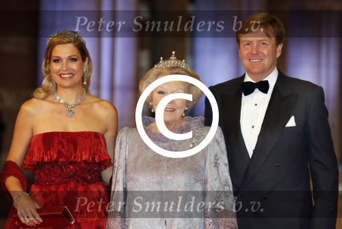 Amsterdam, 29 April 2013
Vertrek Kon. familie vanuit Paleis op de Dam naar het diner in het Rijksmuseum
Koningin Beatrix met Prins Willem Alexander en Prinses Maxima
Foto Peter Smulders BV