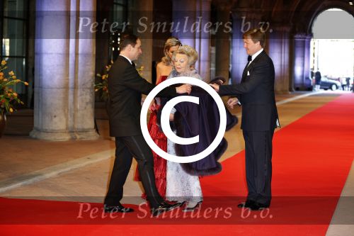 Amsterdam, 29 April 2013
Vertrek Kon. familie vanuit Paleis op de Dam naar het diner in het Rijksmuseum
Koningin Beatrix met Prins Willem Alexander en Prinses Maxima
Foto Peter Smulders BV