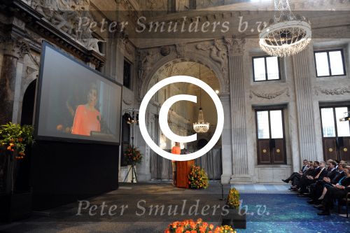 Amsterdam 16 mei 2013
Prinses  Beatrix Koning Willem Alexander en Koningin Maxima bij uitreiking appeltjes van Oranje op het paleijs op de dam
Peter Smulders bv