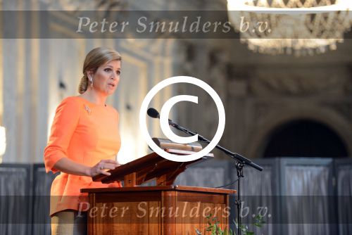 Amsterdam 16 mei 2013
Prinses  Beatrix Koning Willem Alexander en Koningin Maxima bij uitreiking appeltjes van Oranje op het paleijs op de dam
Peter Smulders bv