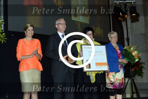 Amsterdam 16 mei 2013
Prinses  Beatrix Koning Willem Alexander en Koningin Maxima bij uitreiking appeltjes van Oranje op het paleijs op de dam
Peter Smulders bv