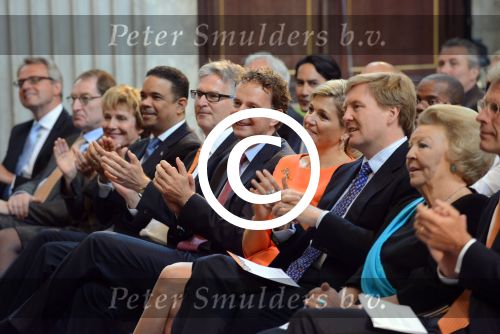 Amsterdam 16 mei 2013
Prinses  Beatrix Koning Willem Alexander en Koningin Maxima bij uitreiking appeltjes van Oranje op het paleijs op de dam
Peter Smulders bv