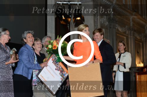 Amsterdam 16 mei 2013
Prinses  Beatrix Koning Willem Alexander en Koningin Maxima bij uitreiking appeltjes van Oranje op het paleijs op de dam
Peter Smulders bv