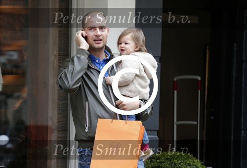 Amsterdam 10 mei 2013
Lange Frans met zijn dochter op de pc hooftstraat.
Peter Smulders bv