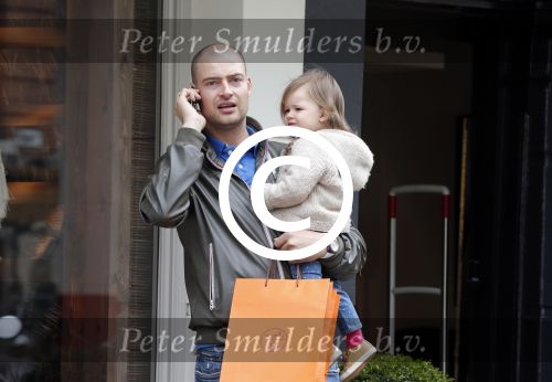 Amsterdam 10 mei 2013
Lange Frans met zijn dochter op de pc hooftstraat.
Peter Smulders bv