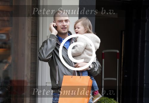 Amsterdam 10 mei 2013
Lange Frans met zijn dochter op de pc hooftstraat.
Peter Smulders bv