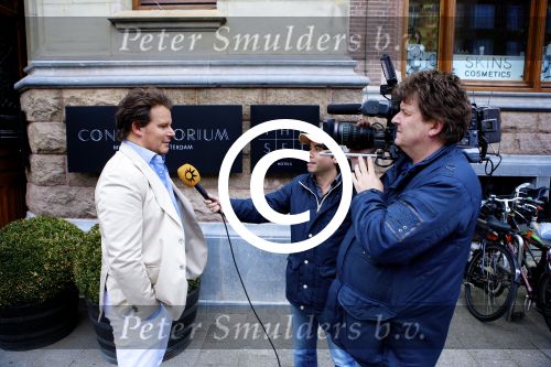 Amsterdam, 15 Mei 2013 In het Conservatorium Hotel vierde Leco Zadelhoff zijn 45ste verjaardag en 25 jaar in het vak.
Leco v Zadelhoff wordt geintervieuwd
Foto Peter Smulders BV