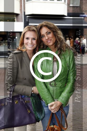 Amsterdam 14 mei 2013
Opening winkel Danie Bles op de cornelis schuytstraat. Leontine Borsato met een vriendin
Peter Smulders bv
