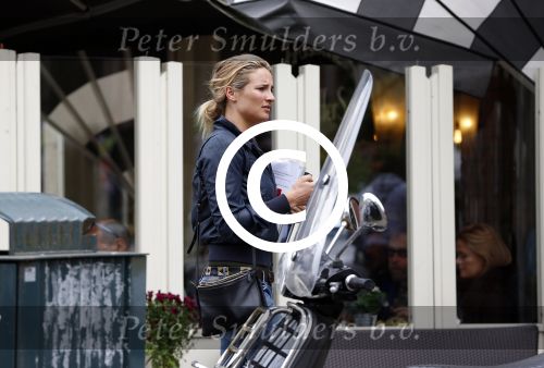 Amsterdam 15 mei 2013
Lieke v Lexmond op de cornelis schuytstraat met manager Frank Wisse
Peter Smulders bv