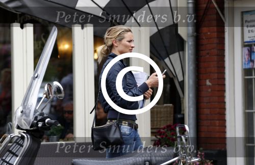 Amsterdam 15 mei 2013
Lieke v Lexmond op de cornelis schuytstraat met manager Frank Wisse
Peter Smulders bv