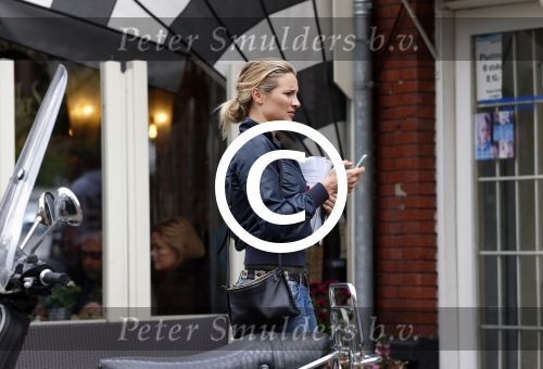 Amsterdam 15 mei 2013
Lieke v Lexmond op de cornelis schuytstraat met manager Frank Wisse
Peter Smulders bv