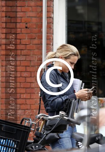 Amsterdam 15 mei 2013
Lieke v Lexmond op de cornelis schuytstraat met manager Frank Wisse
Peter Smulders bv