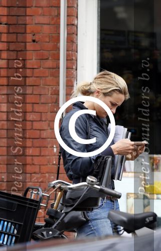 Amsterdam 15 mei 2013
Lieke v Lexmond op de cornelis schuytstraat met manager Frank Wisse
Peter Smulders bv