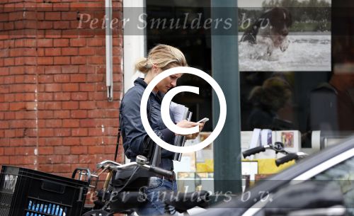 Amsterdam 15 mei 2013
Lieke v Lexmond op de cornelis schuytstraat met manager Frank Wisse
Peter Smulders bv