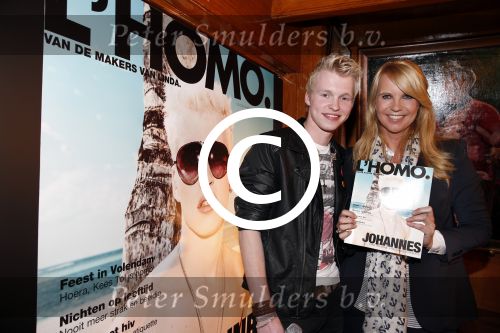 Volendam 22 april 2013
Linda de Mol reikt de eerse l Homo uit aan Johannes Rypma die op de cover staat. De presentatie was in hotel Spaander.
Peter Smulders bv