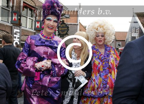 Volendam 22 april 2013
Linda de Mol reikt de eerse l Homo uit aan Johannes Rypma die op de cover staat. De presentatie was in hotel Spaander.
Peter Smulders bv