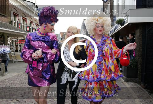Volendam 22 april 2013
Linda de Mol reikt de eerse l Homo uit aan Johannes Rypma die op de cover staat. De presentatie was in hotel Spaander.
Peter Smulders bv