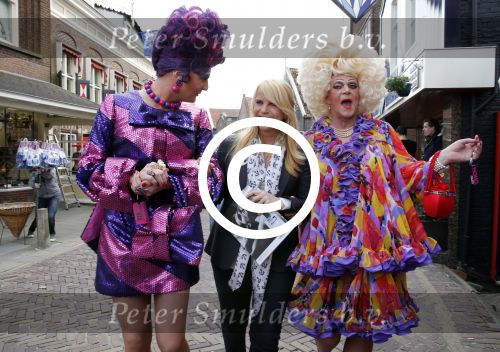 Volendam 22 april 2013
Linda de Mol reikt de eerse l Homo uit aan Johannes Rypma die op de cover staat. De presentatie was in hotel Spaander.
Peter Smulders bv