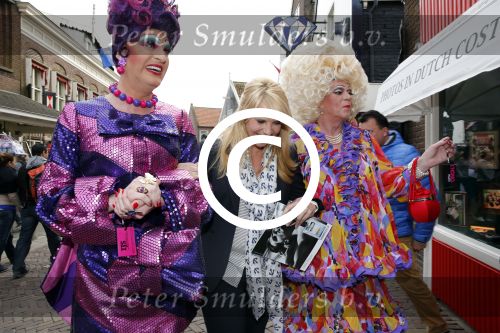 Volendam 22 april 2013
Linda de Mol reikt de eerse l Homo uit aan Johannes Rypma die op de cover staat. De presentatie was in hotel Spaander.
Peter Smulders bv