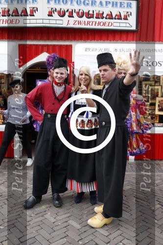 Volendam 22 april 2013
Linda de Mol reikt de eerse l Homo uit aan Johannes Rypma die op de cover staat. De presentatie was in hotel Spaander. Johannes Linda en Cees Tol in volendammer kostuum
Peter Smulders bv