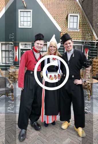 Volendam 22 april 2013
Linda de Mol reikt de eerse l Homo uit aan Johannes Rypma die op de cover staat. De presentatie was in hotel Spaander. Johannes Linda en Cees Tol in volendammer kostuum
Peter Smulders bv