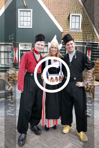 Volendam 22 april 2013
Linda de Mol reikt de eerse l Homo uit aan Johannes Rypma die op de cover staat. De presentatie was in hotel Spaander. Johannes Linda en Cees Tol in volendammer kostuum
Peter Smulders bv