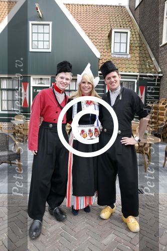 Volendam 22 april 2013
Linda de Mol reikt de eerse l Homo uit aan Johannes Rypma die op de cover staat. De presentatie was in hotel Spaander. Johannes Linda en Cees Tol in volendammer kostuum
Peter Smulders bv