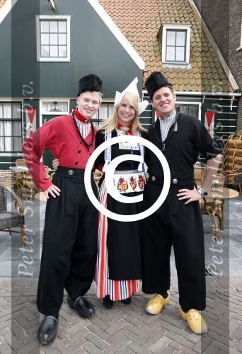 Volendam 22 april 2013
Linda de Mol reikt de eerse l Homo uit aan Johannes Rypma die op de cover staat. De presentatie was in hotel Spaander. Johannes Linda en Cees Tol in volendammer kostuum
Peter Smulders bv