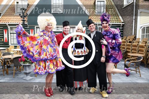 Volendam 22 april 2013
Linda de Mol reikt de eerse l Homo uit aan Johannes Rypma die op de cover staat. De presentatie was in hotel Spaander. Johannes Linda en Cees Tol in volendammer kostuum
Peter Smulders bv