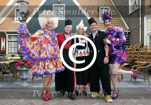 Volendam 22 april 2013
Linda de Mol reikt de eerse l Homo uit aan Johannes Rypma die op de cover staat. De presentatie was in hotel Spaander. Johannes Linda en Cees Tol in volendammer kostuum
Peter Smulders bv