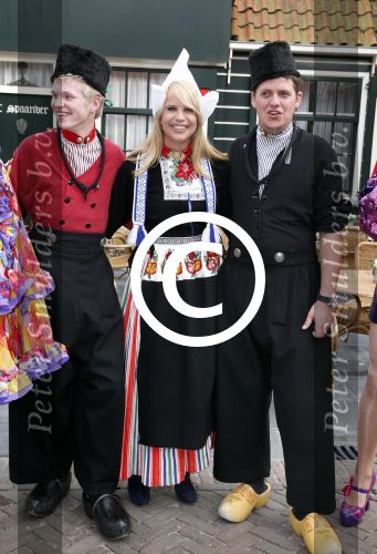 Volendam 22 april 2013
Linda de Mol reikt de eerse l Homo uit aan Johannes Rypma die op de cover staat. De presentatie was in hotel Spaander. Johannes Linda en Cees Tol in volendammer kostuum
Peter Smulders bv