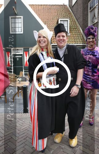 Volendam 22 april 2013
Linda de Mol reikt de eerse l Homo uit aan Johannes Rypma die op de cover staat. De presentatie was in hotel Spaander. Johannes Linda en Cees Tol in volendammer kostuum
Peter Smulders bv