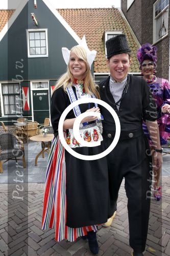 Volendam 22 april 2013
Linda de Mol reikt de eerse l Homo uit aan Johannes Rypma die op de cover staat. De presentatie was in hotel Spaander. Johannes Linda en Cees Tol in volendammer kostuum
Peter Smulders bv