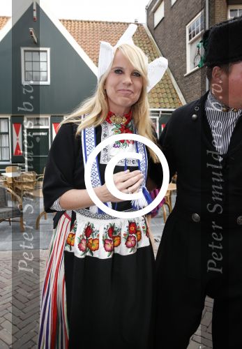 Volendam 22 april 2013
Linda de Mol reikt de eerse l Homo uit aan Johannes Rypma die op de cover staat. De presentatie was in hotel Spaander. Johannes Linda en Cees Tol in volendammer kostuum
Peter Smulders bv