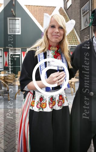Volendam 22 april 2013
Linda de Mol reikt de eerse l Homo uit aan Johannes Rypma die op de cover staat. De presentatie was in hotel Spaander. Johannes Linda en Cees Tol in volendammer kostuum
Peter Smulders bv