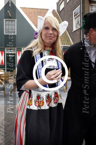 Volendam 22 april 2013
Linda de Mol reikt de eerse l Homo uit aan Johannes Rypma die op de cover staat. De presentatie was in hotel Spaander. Johannes Linda en Cees Tol in volendammer kostuum
Peter Smulders bv