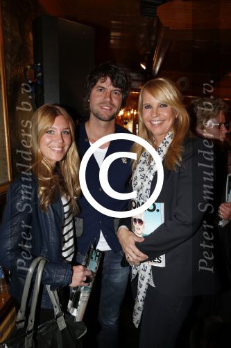 Volendam 22 april 2013
Linda de Mol reikt de eerse l Homo uit aan Johannes Rypma die op de cover staat. De presentatie was in hotel Spaander. Linda met Simon en annemarie Keizer
Peter Smulders bv