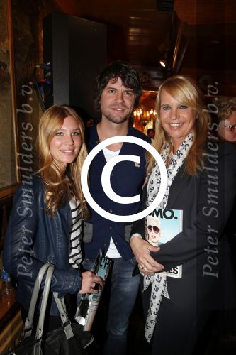 Volendam 22 april 2013
Linda de Mol reikt de eerse l Homo uit aan Johannes Rypma die op de cover staat. De presentatie was in hotel Spaander. Linda met Simon en annemarie Keizer
Peter Smulders bv