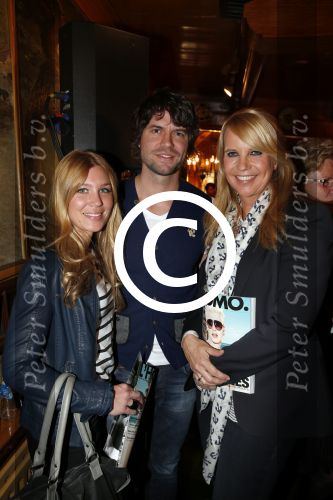Volendam 22 april 2013
Linda de Mol reikt de eerse l Homo uit aan Johannes Rypma die op de cover staat. De presentatie was in hotel Spaander. Linda met Simon en annemarie Keizer
Peter Smulders bv