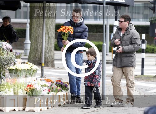 Amsterdam 27 april 2013
Martijn Krabbe en zijn zoon Achilles gaan op vespa scooter bloemen kopen voor de turnjuf van dochter/zus
Peter Smulders bv