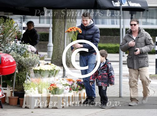Amsterdam 27 april 2013
Martijn Krabbe en zijn zoon Achilles gaan op vespa scooter bloemen kopen voor de turnjuf van dochter/zus
Peter Smulders bv