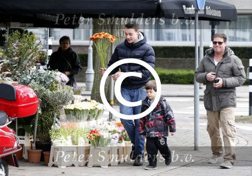 Amsterdam 27 april 2013
Martijn Krabbe en zijn zoon Achilles gaan op vespa scooter bloemen kopen voor de turnjuf van dochter/zus
Peter Smulders bv