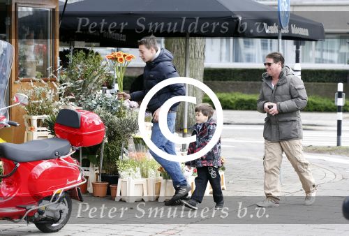 Amsterdam 27 april 2013
Martijn Krabbe en zijn zoon Achilles gaan op vespa scooter bloemen kopen voor de turnjuf van dochter/zus
Peter Smulders bv