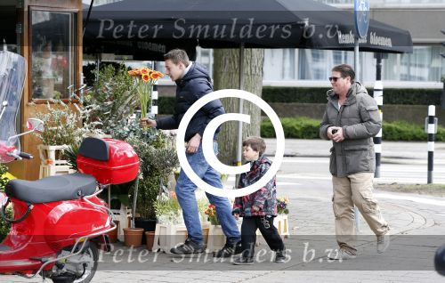 Amsterdam 27 april 2013
Martijn Krabbe en zijn zoon Achilles gaan op vespa scooter bloemen kopen voor de turnjuf van dochter/zus
Peter Smulders bv
