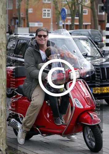 Amsterdam 27 april 2013
Martijn Krabbe en zijn zoon Achilles gaan op vespa scooter bloemen kopen voor de turnjuf van dochter/zus
Peter Smulders bv