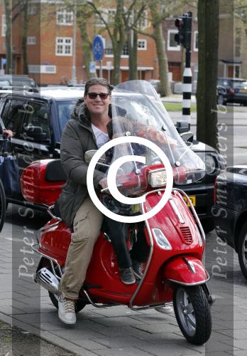 Amsterdam 27 april 2013
Martijn Krabbe en zijn zoon Achilles gaan op vespa scooter bloemen kopen voor de turnjuf van dochter/zus
Peter Smulders bv