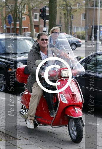 Amsterdam 27 april 2013
Martijn Krabbe en zijn zoon Achilles gaan op vespa scooter bloemen kopen voor de turnjuf van dochter/zus
Peter Smulders bv