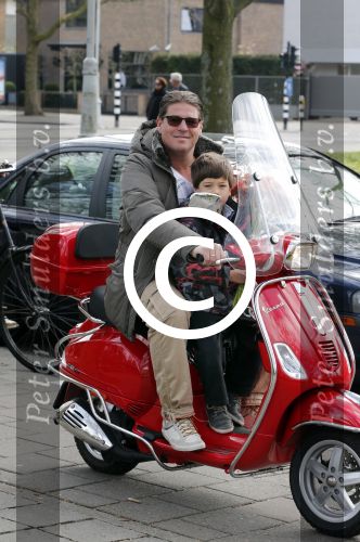 Amsterdam 27 april 2013
Martijn Krabbe en zijn zoon Achilles gaan op vespa scooter bloemen kopen voor de turnjuf van dochter/zus
Peter Smulders bv